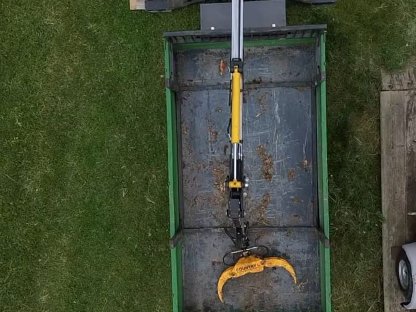 Bild 3:3-Seiten-Kipper Forstanhänger mit Kran