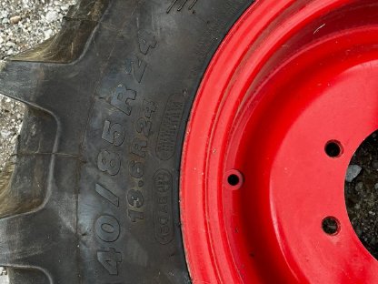 Bild 6:Fendt Kpl. Räder Pflegebereifung 340/85R24 + 420/85R34
