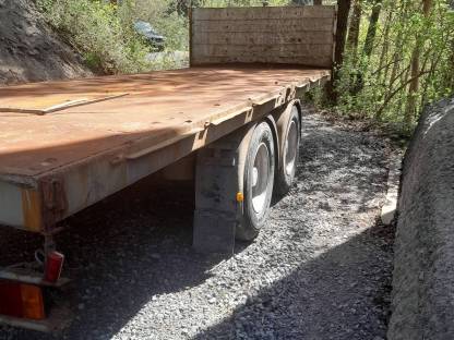 Bild 3:Plateauanhänger Ballentransport