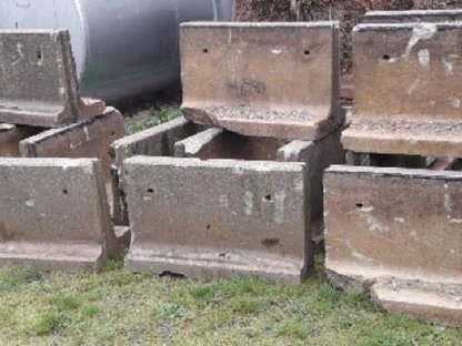 Absperrung, Polter, Böschungswinkelsteine, Beton