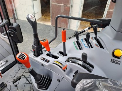 Bild 6:Traktor Kubota M4-063