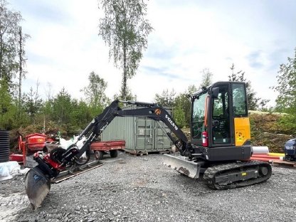Volvo ECR25D mit Anhänger