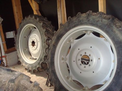 2 Stk. Pflegeräder 320/85 R36 auf Felge W11 x 36