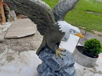 Bild 2:Adler Skulptur