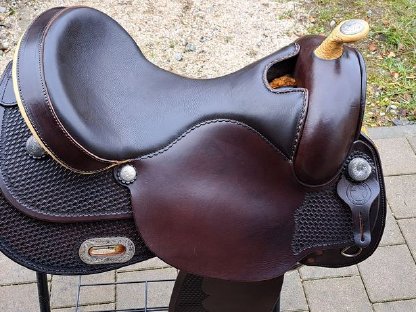 Bild 2:Dunkelbrauner Westernsattel