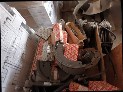 Bild 3:Neue LKW-Ersatzteile