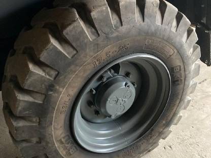 Bild 2:Radlader Reifen 17,5 R25