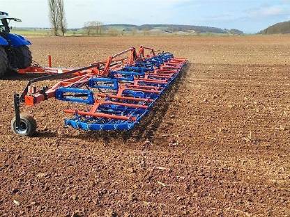 Bild 2:Hatzenbichler Aufsattelstriegel 15 m, Hackstriegel