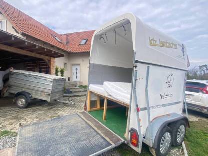 Umgebauter Pferdeanhänger