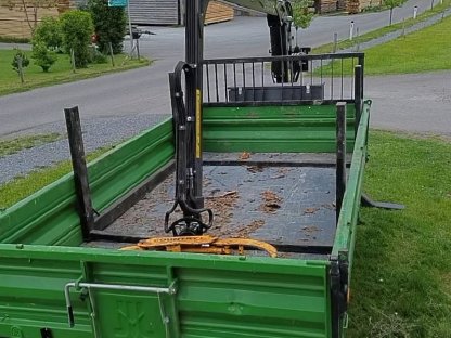 3-Seiten-Kipper Forstanhänger mit Kran