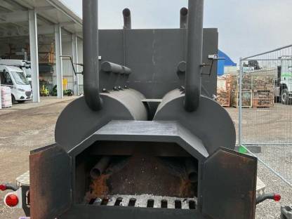 Bild 3:Smoker Grill mit Straßenzulassung