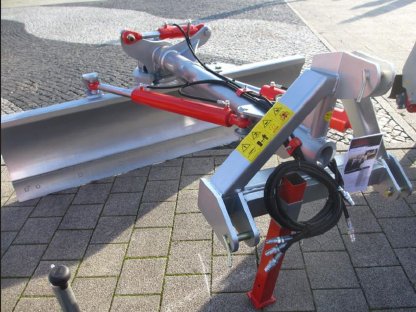 Bild 3:Erdbohrer Planierschild Aktion, neu