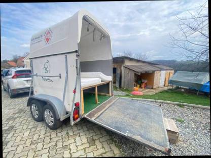 Bild 7:Umgebauter Pferdeanhänger