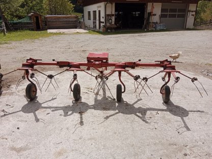 Bild 2:Kreisel Deutz-Fahr KH4 Zetter Heuwender