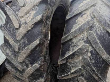 Bild 4:Michelin Multibib 540/65/38 und Taurus 440/65/28