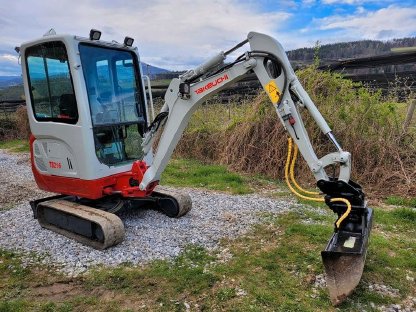 Takeuchi TB216 – Schnellwechsler mit 3 Löffeln - Top Zustand