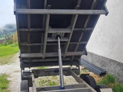 Bild 2:Anhänger Kipper mit Kratzboden