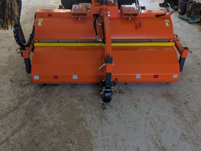 Kehrmaschine mit Wassersprücheinrichtung
