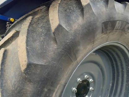 Bild 2:Traktor Reifen