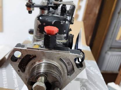 Bild 3:Einspritzpumpe und Düsen Perkins AD3.152