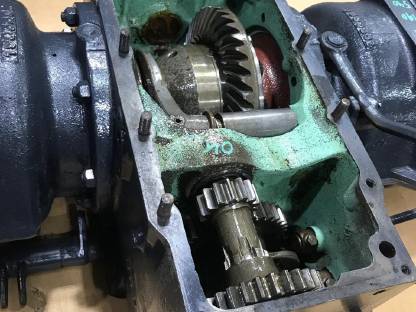 Bild 4:Steyr Differential Halbachsen Bremsgehäuse Getriebe