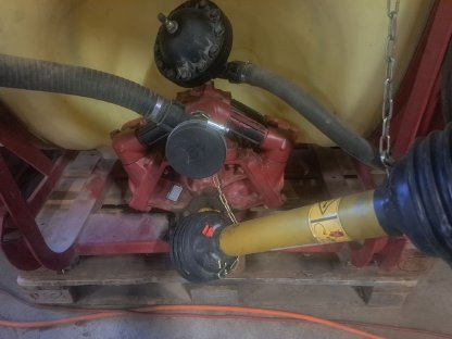 Bild 3:Hardi Feldspritze 12 m Parallelogramm und Höhenverstellung