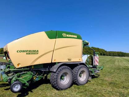 Bild 3:Rundballen Pressen, Wickeln, Messer, Mantelfolie