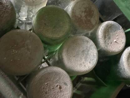 Bild 2:Weinflaschen, Weinkisten