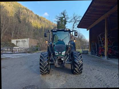 Bild 3:Valtra N103 mit Frontlader