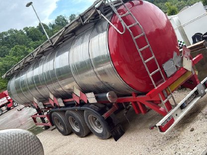 Bild 2:Feldbinder TSA 33.3-4 Tankauflieger