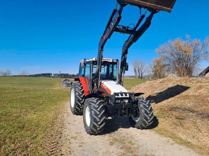 Steyr M975A Traktor mit Hauer Frontlader