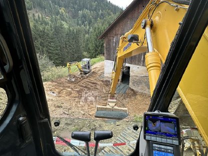 Bild 2:Bagger und Waldarbeiten