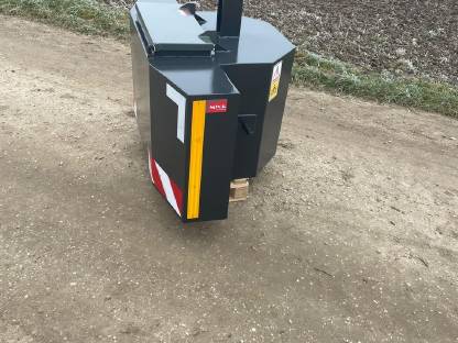 Bild 2:Frontgewicht mit Staubox