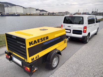 Bild 2:Trockeneisstrahlgerät, Baukompressor, Düsen, Schläuche