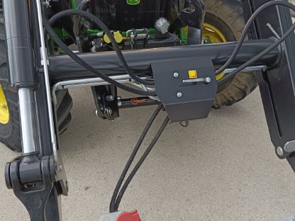 Bild 7:John Deere 5058e mit Hauer Frontlader