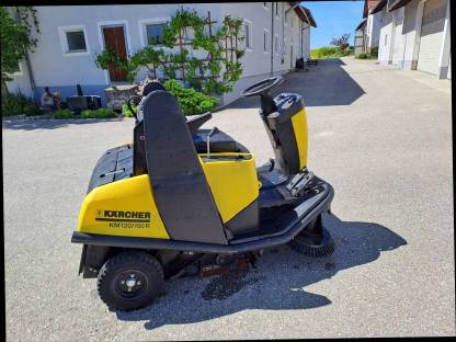 Aufsitzkehrmaschine mit Benzinmotor