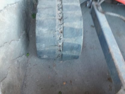 Bild 2:Baggerketten Takeuchi TB 235