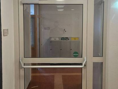 Bild 3:Aluminiumtür mit Oberlicht