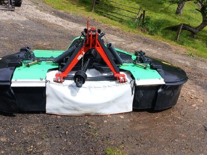 Bild 9:Frontmähwerk Deutz-Fahr KM 4.27 FS mit Entlastungsfedern