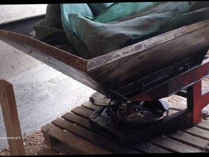 Bild 2:Rauch Komet Düngerstreuer