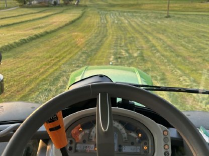 Bild 2:Lohnarbeit, Traktor, Ballentransport, Strohmühle