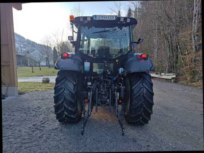 Bild 5:Valtra N103 mit Frontlader