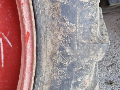 Bild 5:Reifen 270/95 R48 (11.2 R48) mit 8-Loch-Felge Fendt 300, 400