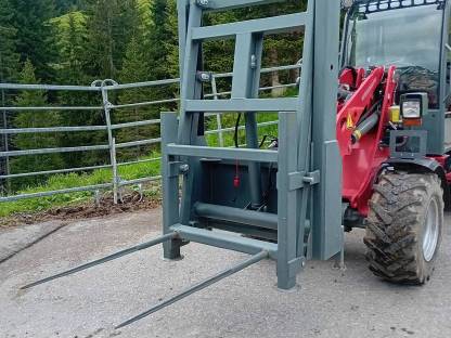 Bild 2:Ballenstapelgerät mit Weidemann Aufnahme