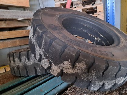Vollgummi Reifen 8.25-15