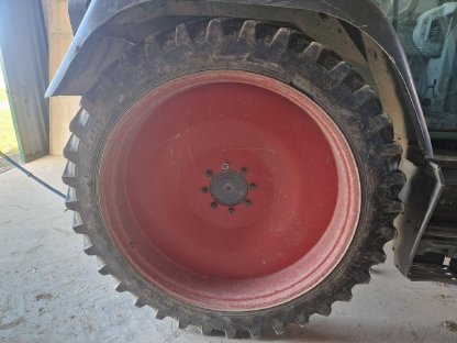 Bild 2:Reifen 270/95 R48 (11.2 R48) mit 8-Loch-Felge Fendt 300, 400