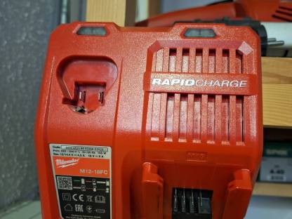 Milwaukee M12-18 Schnellladegerät