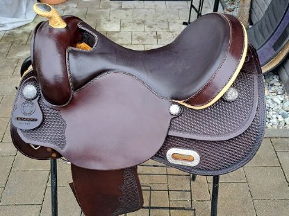 Bild 4:Dunkelbrauner Westernsattel