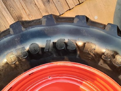 Bild 3:Reifen mit Felge 650/65 R38 Michelin