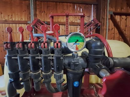 Bild 2:Hardi Feldspritze 12 m Parallelogramm und Höhenverstellung